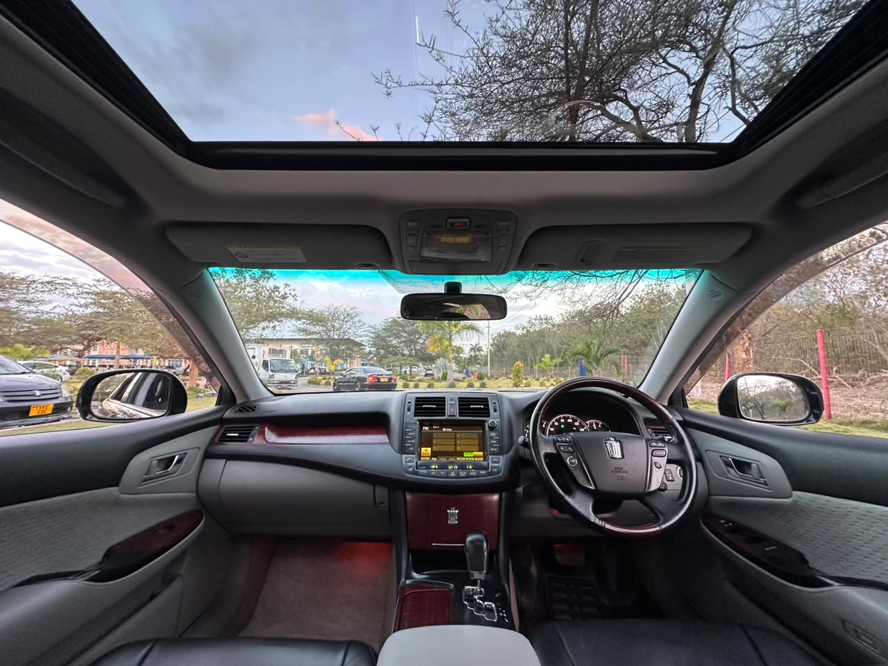 TOYOTA CROWN thumbnail 5